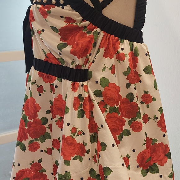 Chic Floral Women's Blouse with Black Accents - Picture 4 of 8